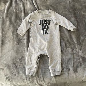 Nike bodysuit size 9 months